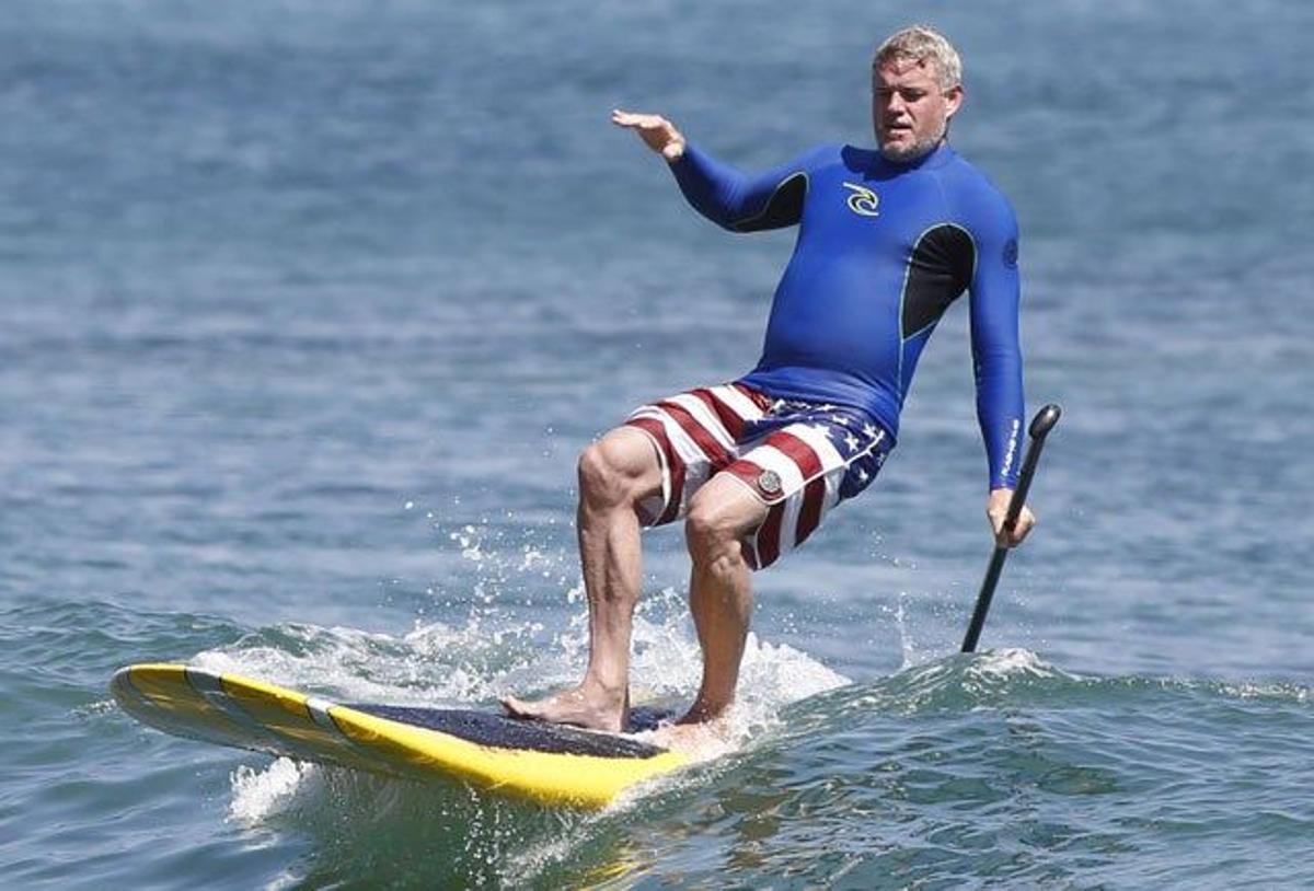 Eric Dane está a punto de caerse de la tabla de paddle surf