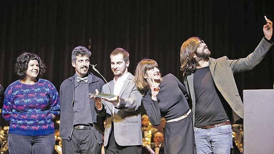 El grupo de ganadores se hace un selfie, ayer, en la gala.