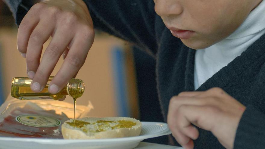 La guerra del aceite llega a los colegios de Málaga y hace peligrar el desayuno andaluz del 28F