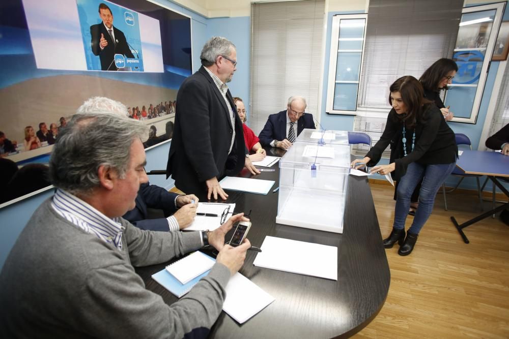 Carmen Maniega Vota en las primaras del PP en la sede de Avilés.