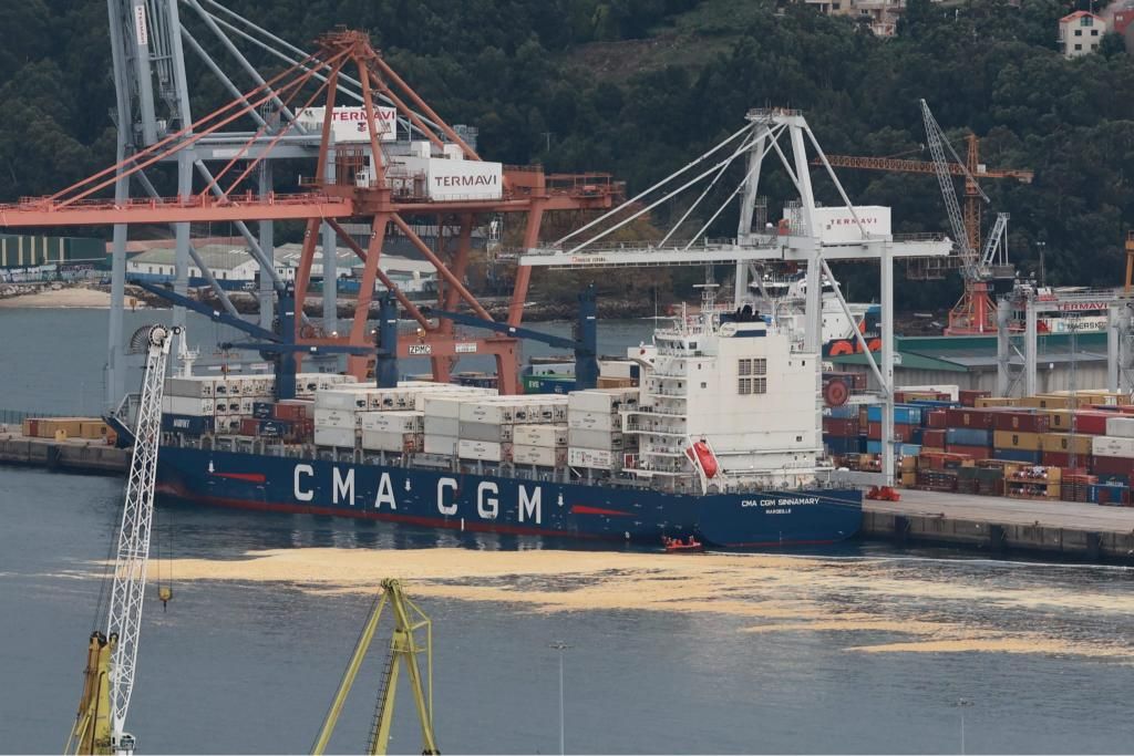 El aceite de palma mancha la ría de Vigo tras romper un tanque en el muelle de Guixar