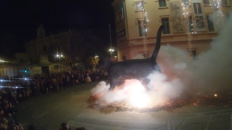 Así ardió el gato negro de la falla Corona