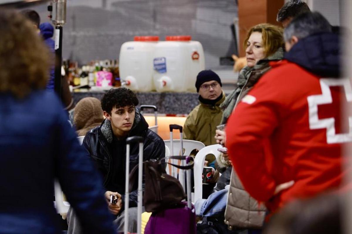 Personal de Cruz Roja atiende a pasajeros afectados en la mañana de este lunes.
