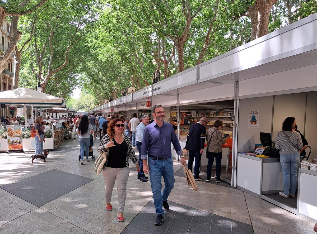 José Hila, de paseo con su mujer, María Ángeles Fernández.