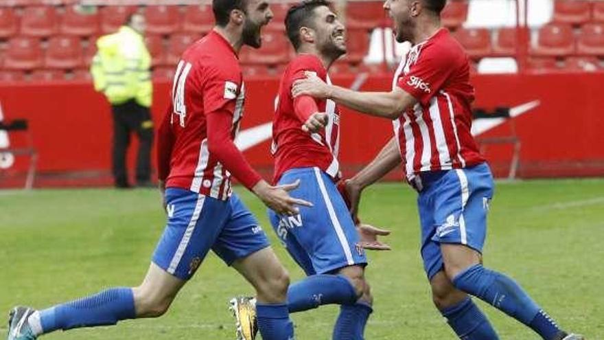 Traver celebra con Víctor Ruiz y Aizpiri el tercer gol rojiblanco.