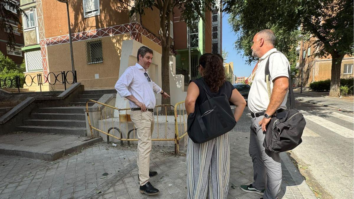El concejal de Latina, Alberto González, acompañado de técnicos municipales durante su visita a la Colina Juan Tornero del barrio Puerta del Ángel