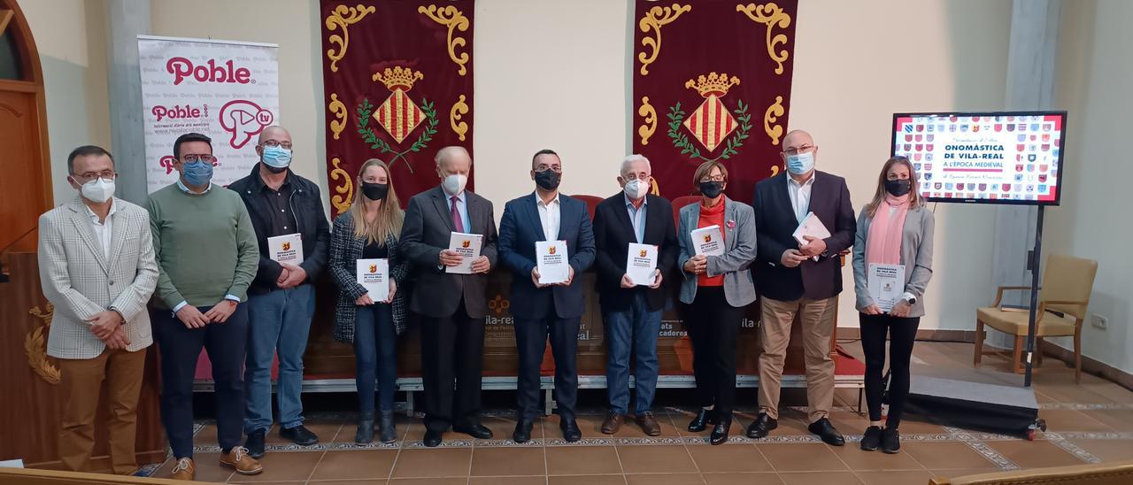 Foto de familia de la presentación del libro, con varios representantes municipales.