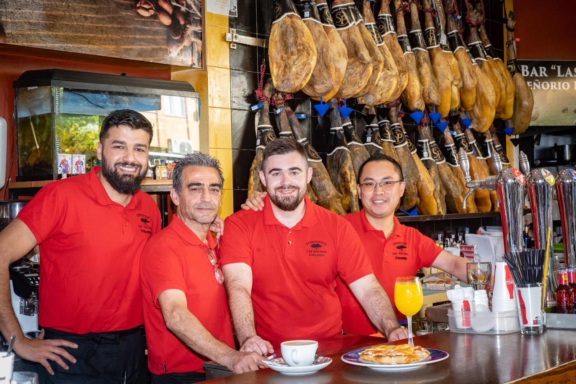 Juan, Jesús, Fede y Ramón sirviendo un desayuno en el bar &#039;Las Encinas&#039;.