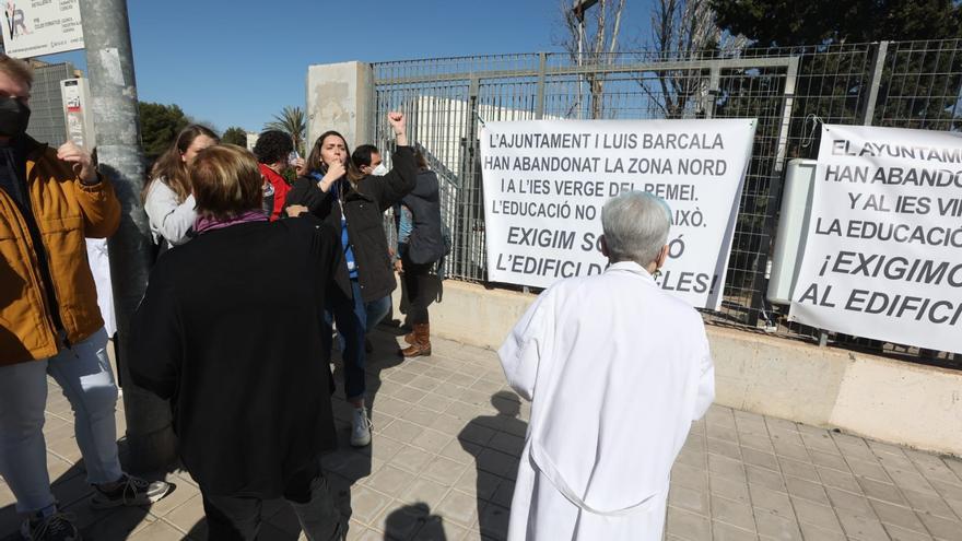 Alumnos y profesores el IES Virgen del Remedio de Alicante urgen en la calle la reparación de las grietas