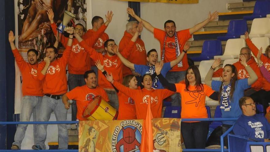 Un grupo de aficionados del Plásticos Romero anima al equipo durante un partido en el Central.