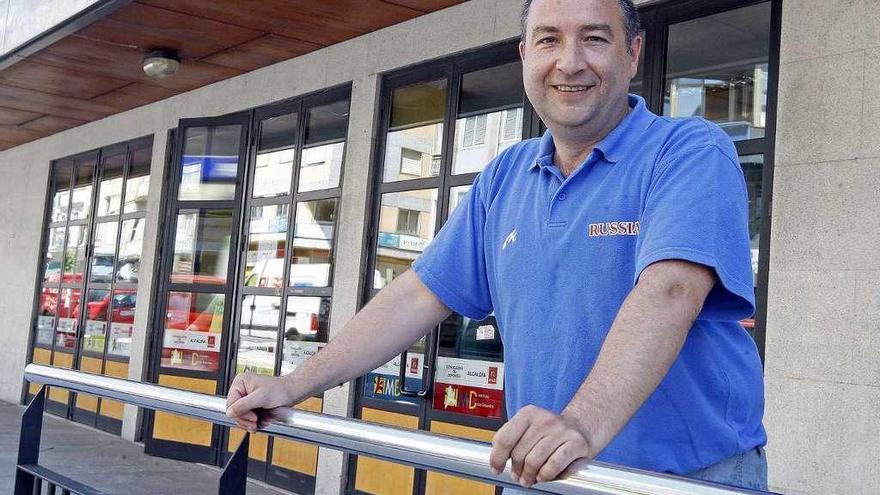 El entrenador vigués Miguel Méndez, delante del Central, en una estancia anterior en Vigo. // Marta G. Brea