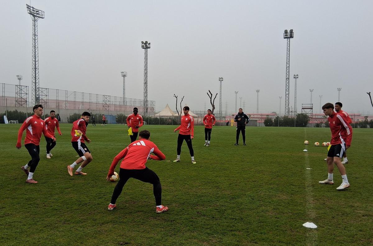 La joven plantilla del Sevilla Atlético entrena antes de emprender viaje a Alicante.