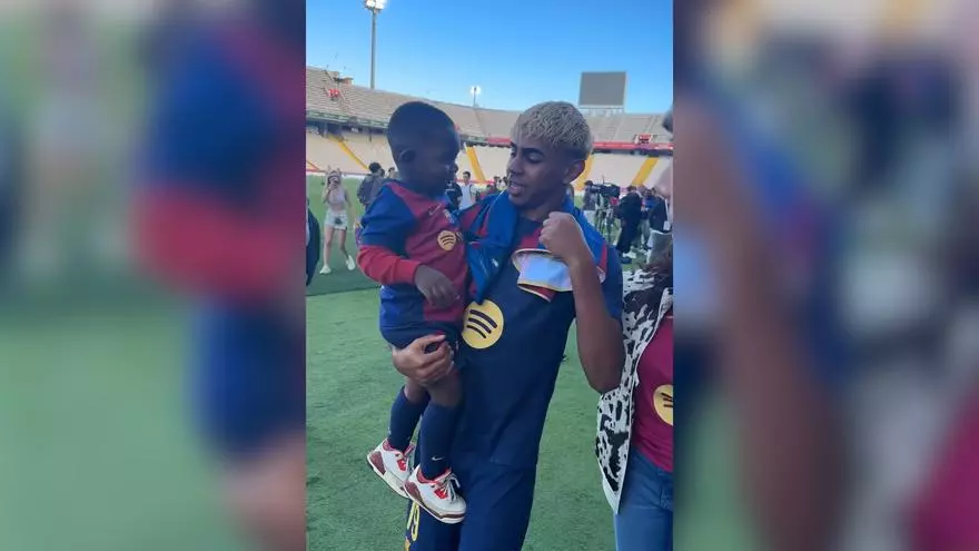 El tierno momento de Lamine Yamal con su hermano pequeño tras ganar el Clásico