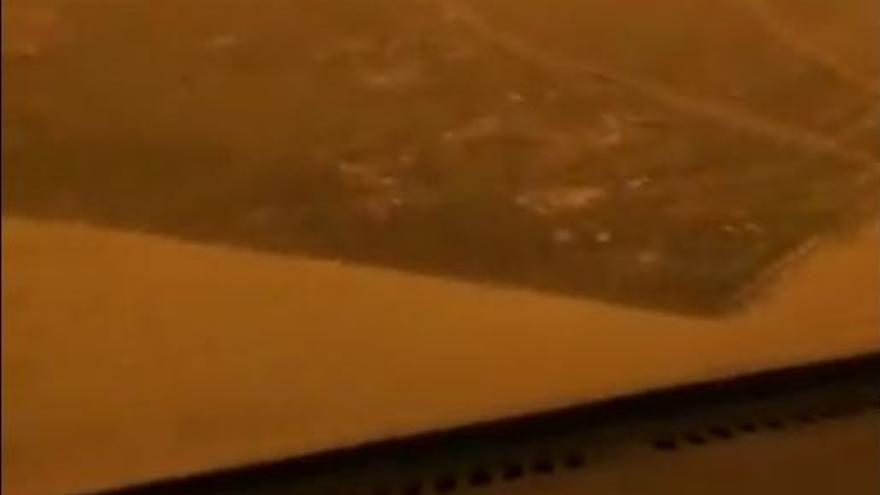 Aterrizaje con calima en el aeropuerto de Málaga.