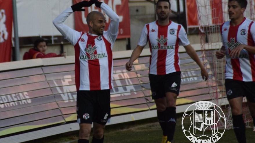 Sergio García celebra el segundo tanto de los zamoranos.