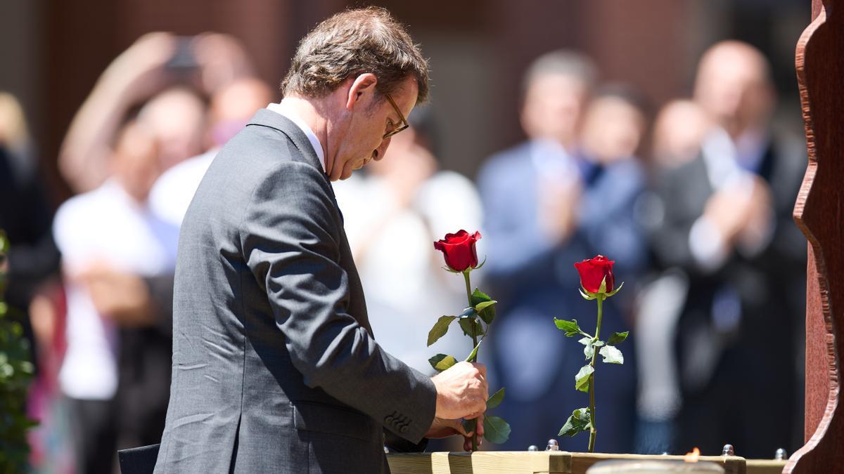 El presidente del PP, Alberto Núñez Feijóo, deposita una rosa durante el homenaje a Miguel Ángel Blanco.