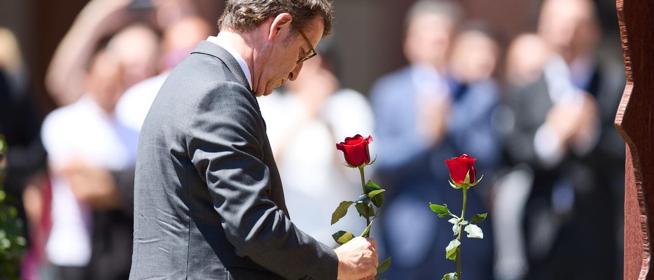 El presidente del PP, Alberto Núñez Feijóo, deposita una rosa durante el homenaje a Miguel Ángel Blanco, a 10 de julio de 2022, en Ermua, Vizcaya, Euskadi (España).