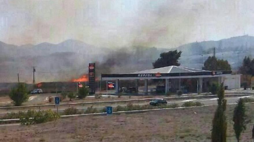 Arde un bancal en Bullas junto  a una gasolinera