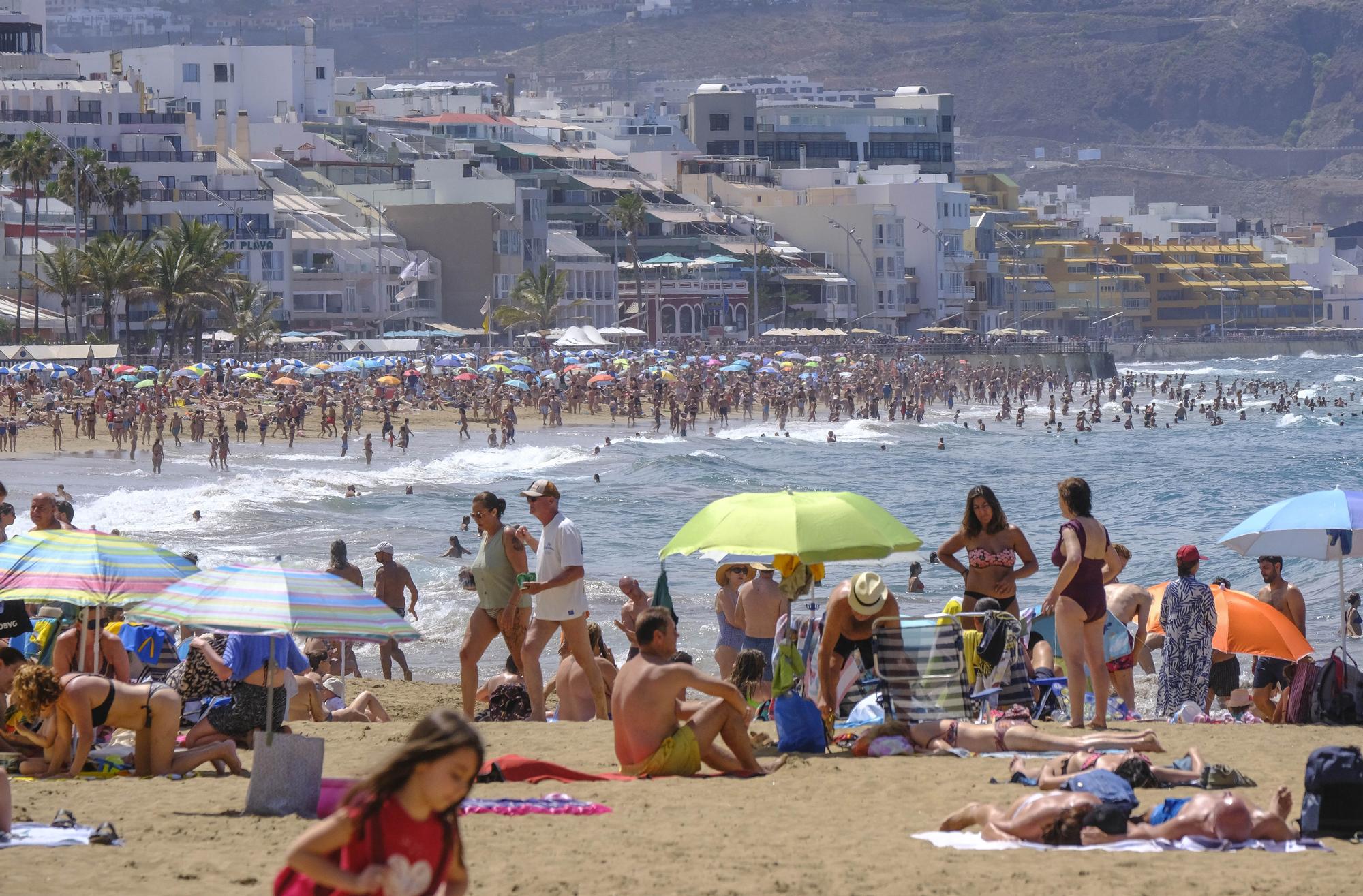 Así se vive la Semana Santa en la playa de Las Canteras, en Las Palmas de Gran Canaria. 