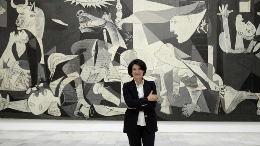 Paloma Picasso, hija del pintor, junto al &#039;Guernica&#039;.