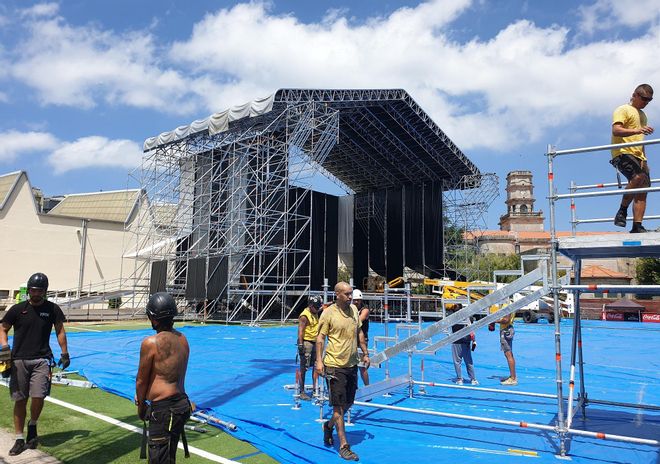 El montaje para el concierto de Bryan Adams, en marcha de nuevo