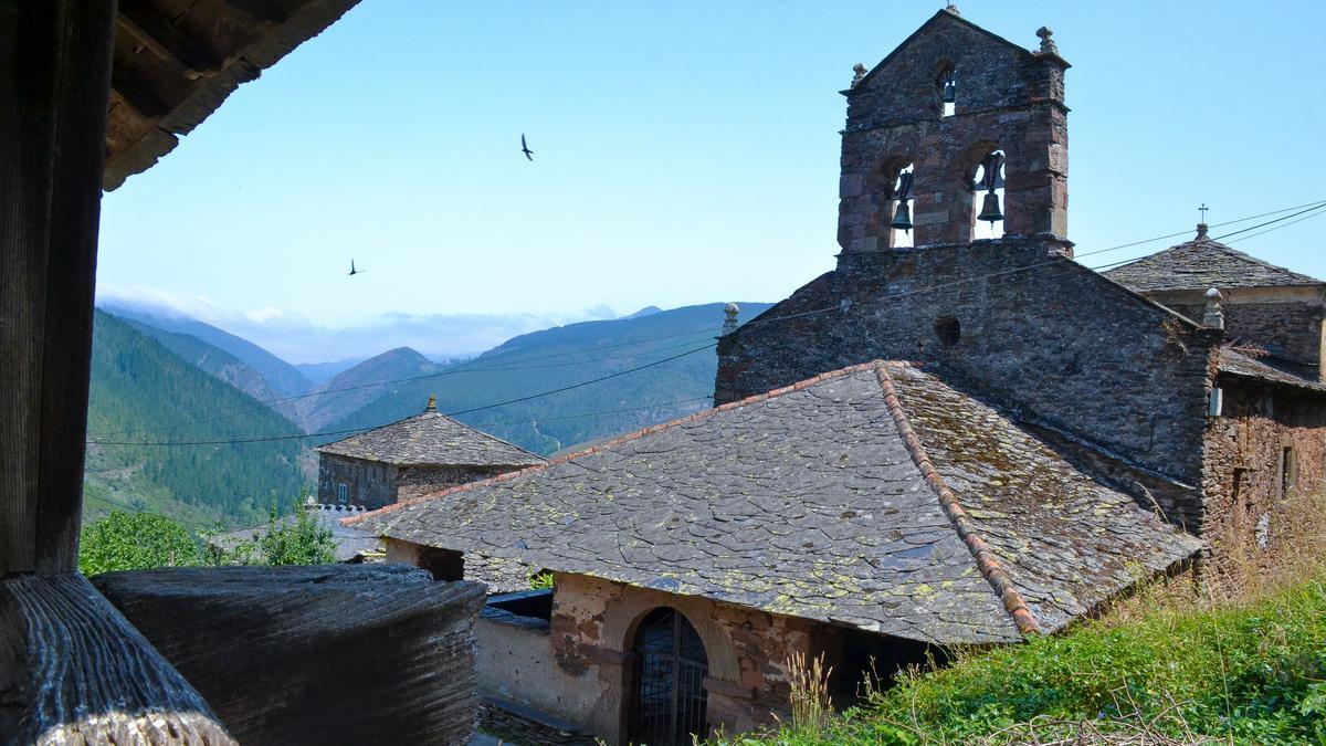 Vista de parte de la iglesia, desde un hórreo cercano.