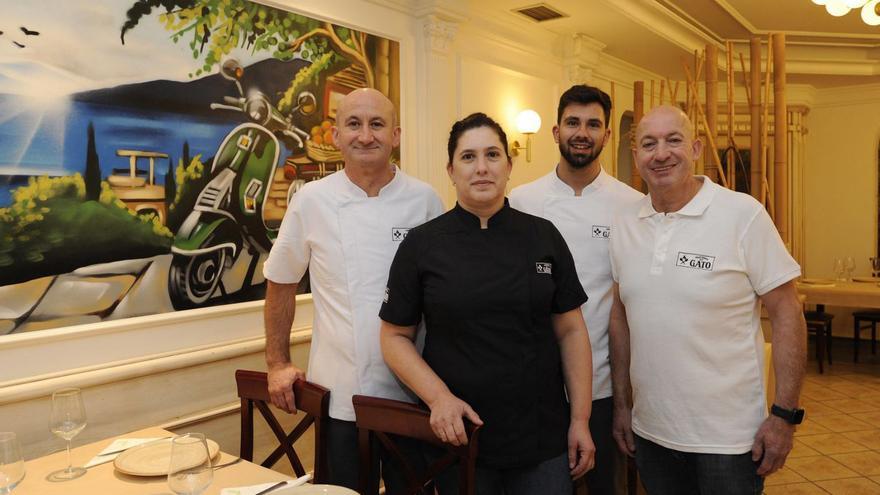 La familia García González,
en el comedor del local.
| Bernabé/Javier Lalín