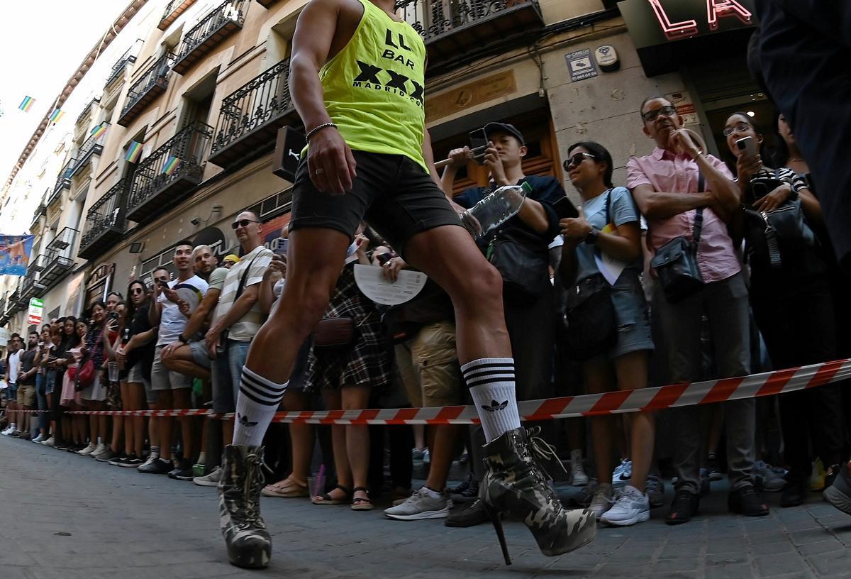 Carrera de tacones en las fiestas del Orgullo en Madrid