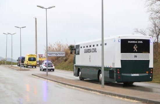 Els presos viatgen en un bus de la Guàrdia Civil.