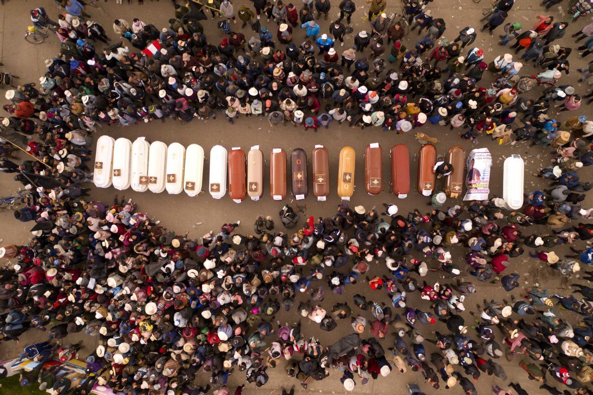Ataúdes vacíos mientras forman una fila junto a los familiares y pobladores autoconvocados a la espera de la entrega de los cuerpos de los fallecidos en los exteriores del Hospital Carlos Monje Medrano, en Juliaca (Perú).