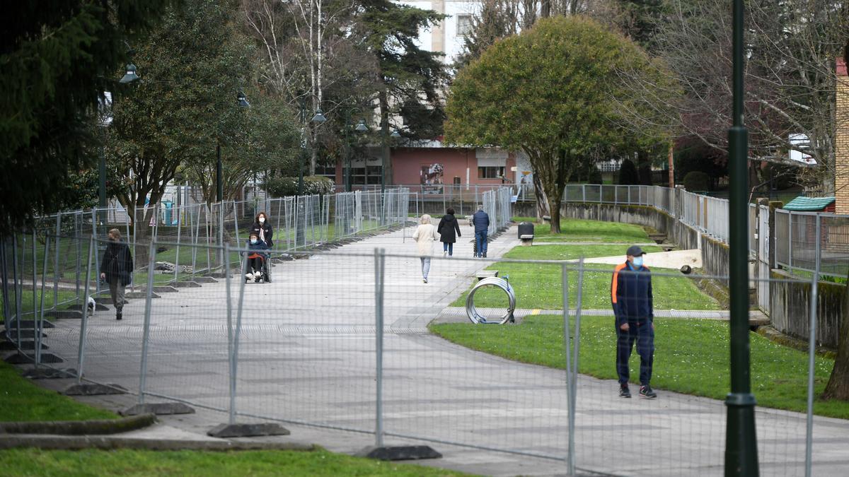 El paseo sobre Os Gafos vallado en Campolongo