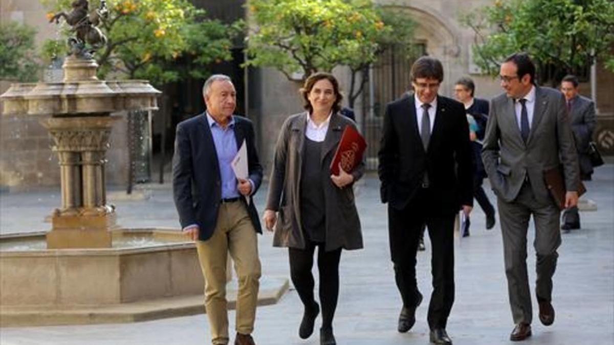 Poveda, Colau, Puigdemont y Rull, en el Palau de la Generalitat, ayer.