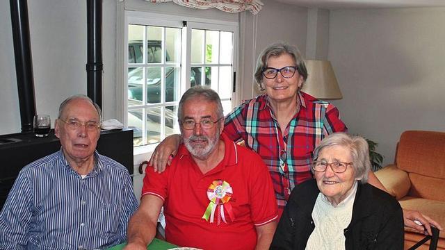 Manuel Eiras y María Digna Buján, con sus dos hijos.