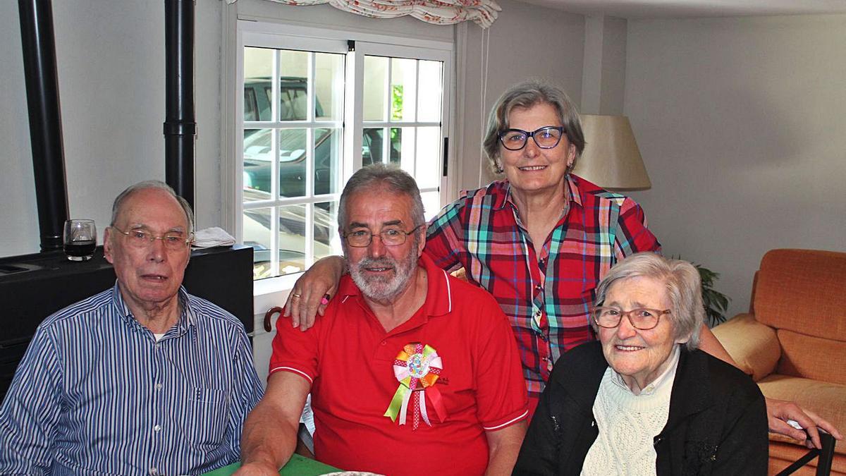 Manuel Eiras y María Digna Buján, con sus dos hijos.