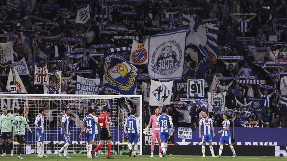 Hinchas del Espanyol en un partido en el RCDE Stadium de este último curso.