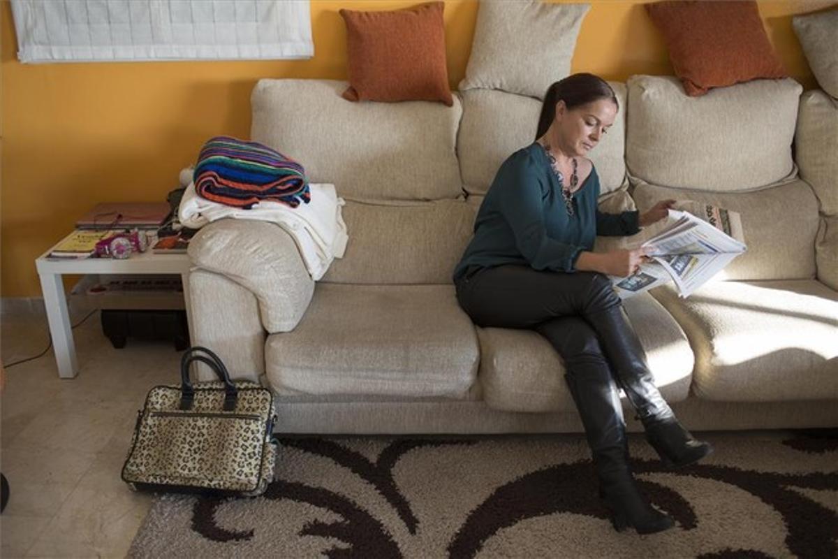 Alfonsa Reinoso, la mare biològica de Marina, a la saló de casa seva.