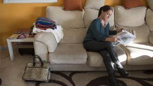 Alfonsa Reinoso, la mare biològica de Marina, a la saló de casa seva.