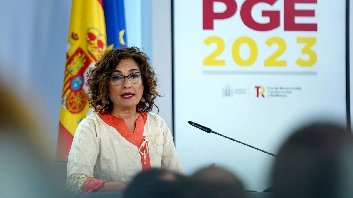 La ministra Portavoz, Isabel Rodríguez , junto a la vicepresidenta primera y ministra de Asuntos Económicos y Transformación Digital, Nadia Calviño, y la ministra de Hacienda y Función Pública, María Jesús Montero, tras la reunión del Consejo de Ministros.