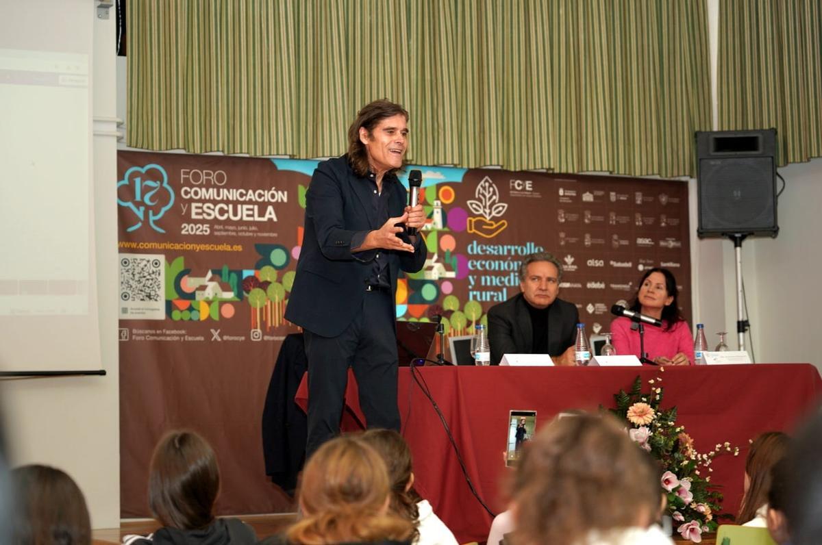 Ramón Torrelledó se dirige a los estudiantes acompañado en la mesa por la docente Aurora Rena y Juan Rodríguez, consejero delegado de Reny Picot.