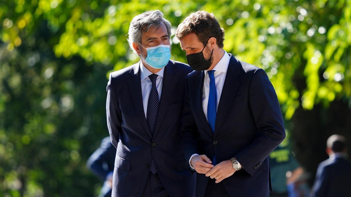 El presidente del Tribunal Supremo y del Consejo General del Poder Judicial (CGPJ), Carlos Lesmes (i) y el presidente del PP, Pablo Casado.