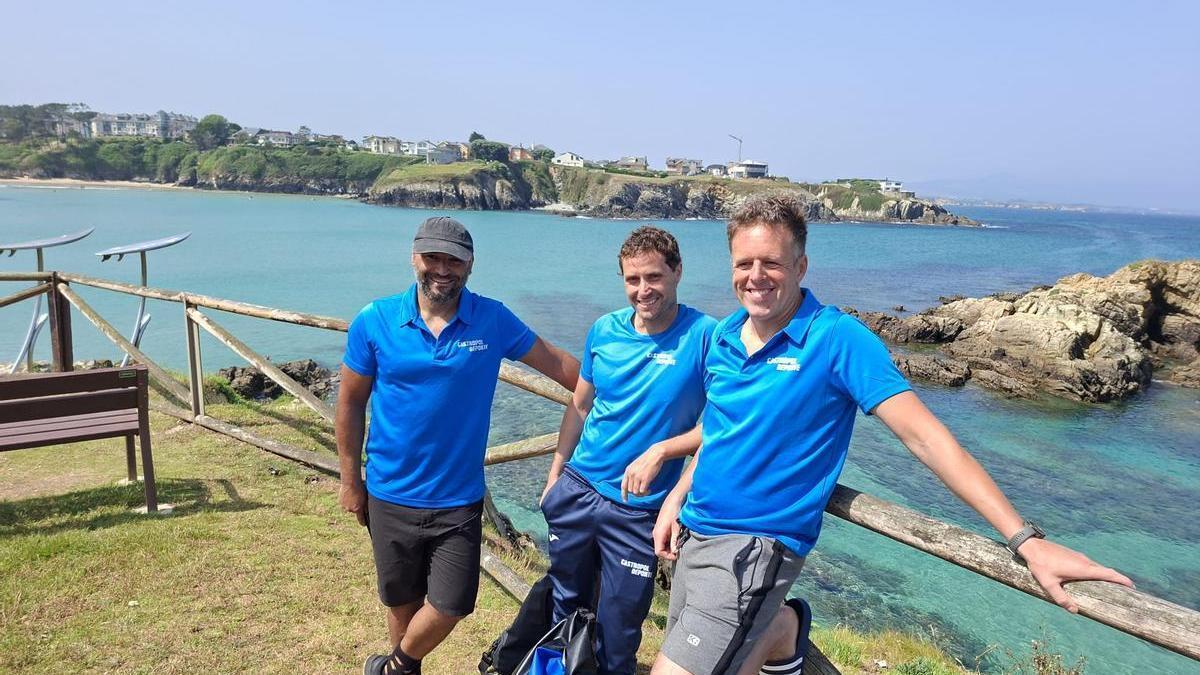 Pepe Díaz, David López y Rubén Villamil desde la cala de A Ribeiría.