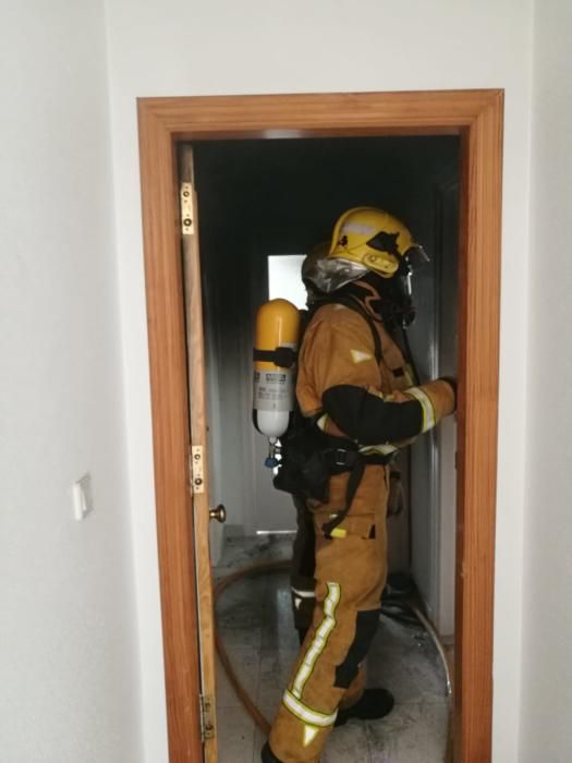 Bomberos, Guardia Civil y Policía Local de Torrevieja han intervenido en la extinción de un incendio y rescate de una persona en un piso de la calle Goleta