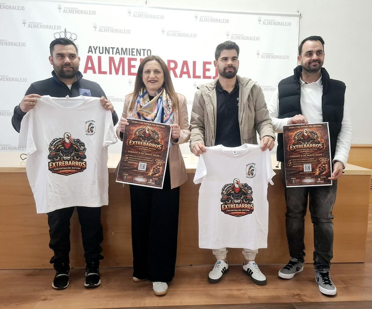 Presentación de Extrebarros en el salón de plenos del ayuntamiento de Almendralejo.