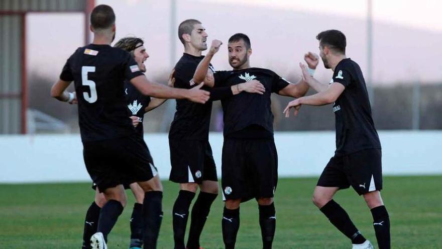 El Zamora CF celebra el gol de Edu Ruiz que supuso el 3-3, ayer.