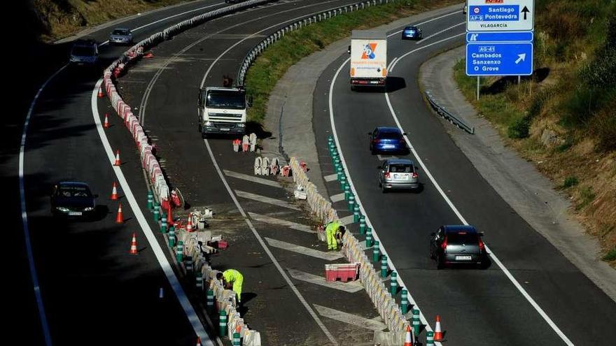 Los operarios pusieron hace poco balizas permanentes en el acceso a la autovía de Vilagarcía. // I.Abella