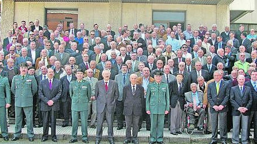 Asistentes al homenaje a los jubilados de la Guardia Civil. El general retirado Enrique Nieva, entre el comandante Agustín Sánchez y el coronel José María Feliz.