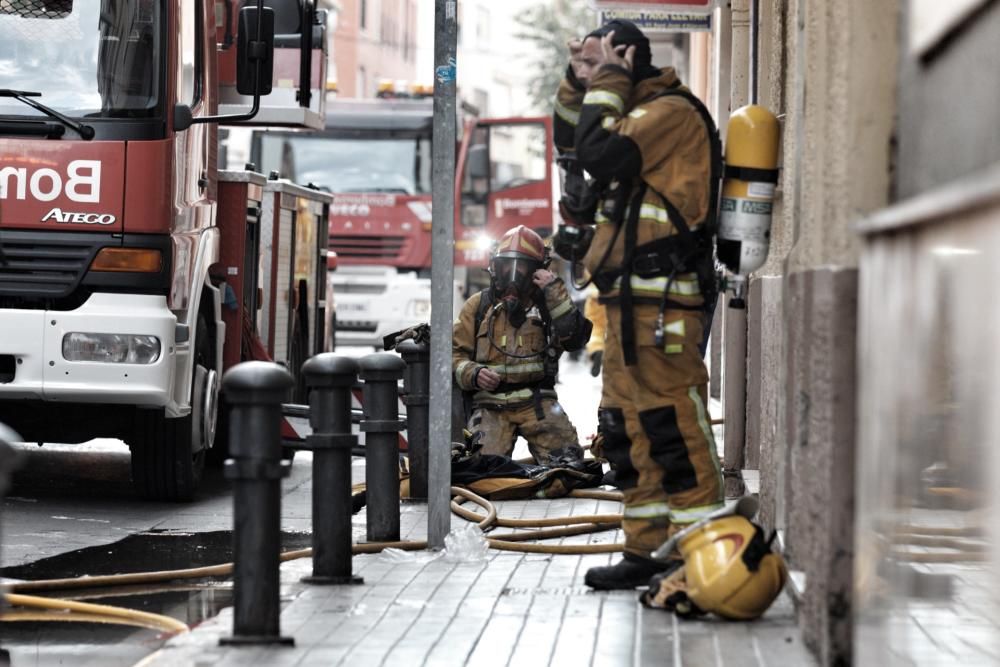 Incendio en un edificio de la calle del Carmen en Sant Joan