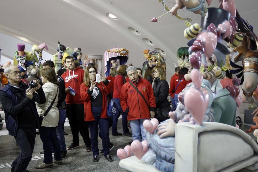 Gran ambiente en la Exposición del Ninot