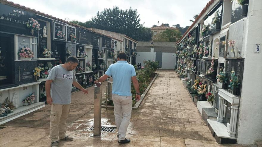 El alcalde de Peñíscola, Andrés Martínez (d), durante una visita al cementerio, en una foto de archivo.