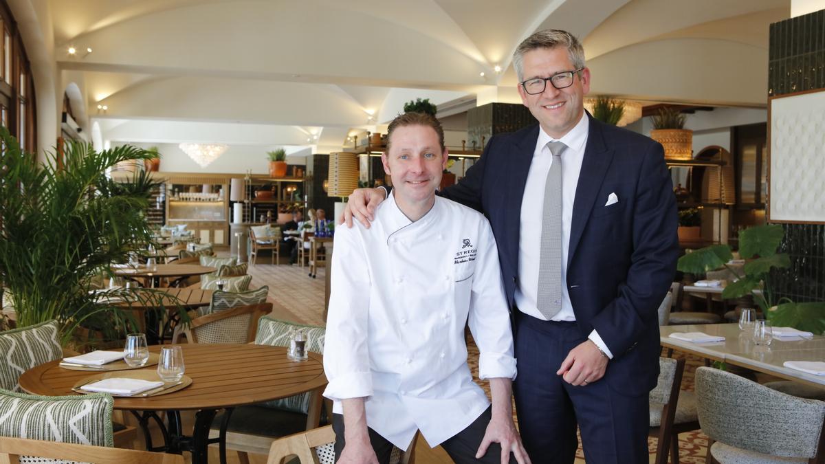 Hotelchef Stijn Oynen und Chefkoch Markus Wonisch im Restaurant Terra im Nobelhotel St. Regis Mardavall
